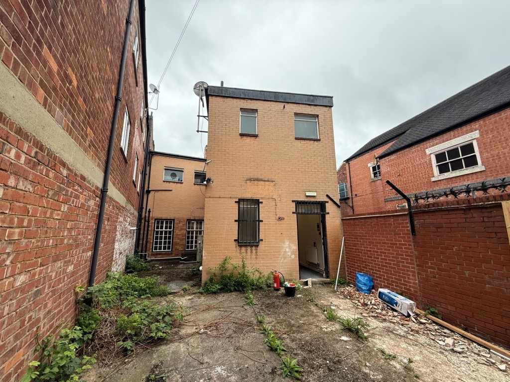 Lot: 14 - VACANT TOWN CENTRE COMMERCIAL PREMISES AND YARD WITH POTENTIAL - Outside, entrance and yard to the rear of 26 Market Place